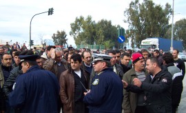 2013/02/15: Απο τη συγκεντρωση διαμαρτυριας των αγροτων στην Περιφερειακη Διευθυνση της ΔΕΗ στην Πατρα 